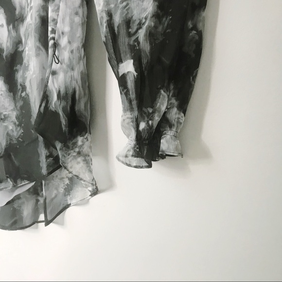 Simply Vera •Grey Floral Blouse - Picture 6 of 6